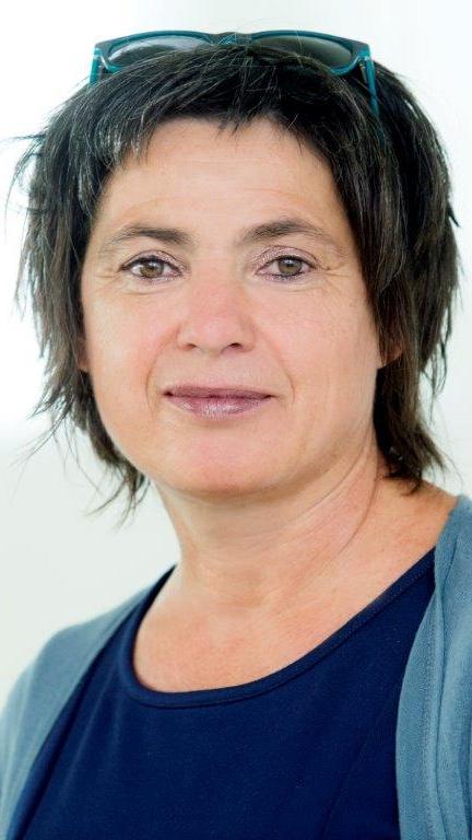 Andrea Maria Erl, künstlerische Leiterin des Kindertheater Mummpitz: Der Titel wäre eine Riesenchance gewesen für die Stadt und die gesamte Region. Die Verantwortlichen haben trotzdem einen großartigen Job gemacht. Oberbürgermeister Marcus König hat ja im Vorfeld gesagt, wenn wir es nicht werden, hieße das nicht, dass nicht mehr in Kunst und Kultur investiert wird. Da werden wir ihn beim Wort nehmen. Wir dürfen jetzt den Kopf nicht hängen lassen, schließlich ist auch im Laufe des Bewerbungsprozesses viel passiert, es wurden Netzwerke geknüpft, Bedarfe offengelegt, und es haben ja auch schon gute Projekte stattgefunden. Ich finde, gerade die Kinderkultur könnte jetzt ein Anker für die Gesellschaft werden, denn man kann nicht früh genug anfangen, mit Diskursen und Auseinandersetzungen Demokratiearbeit zu leisten. Und das ist gerade heute extrem wichtig.