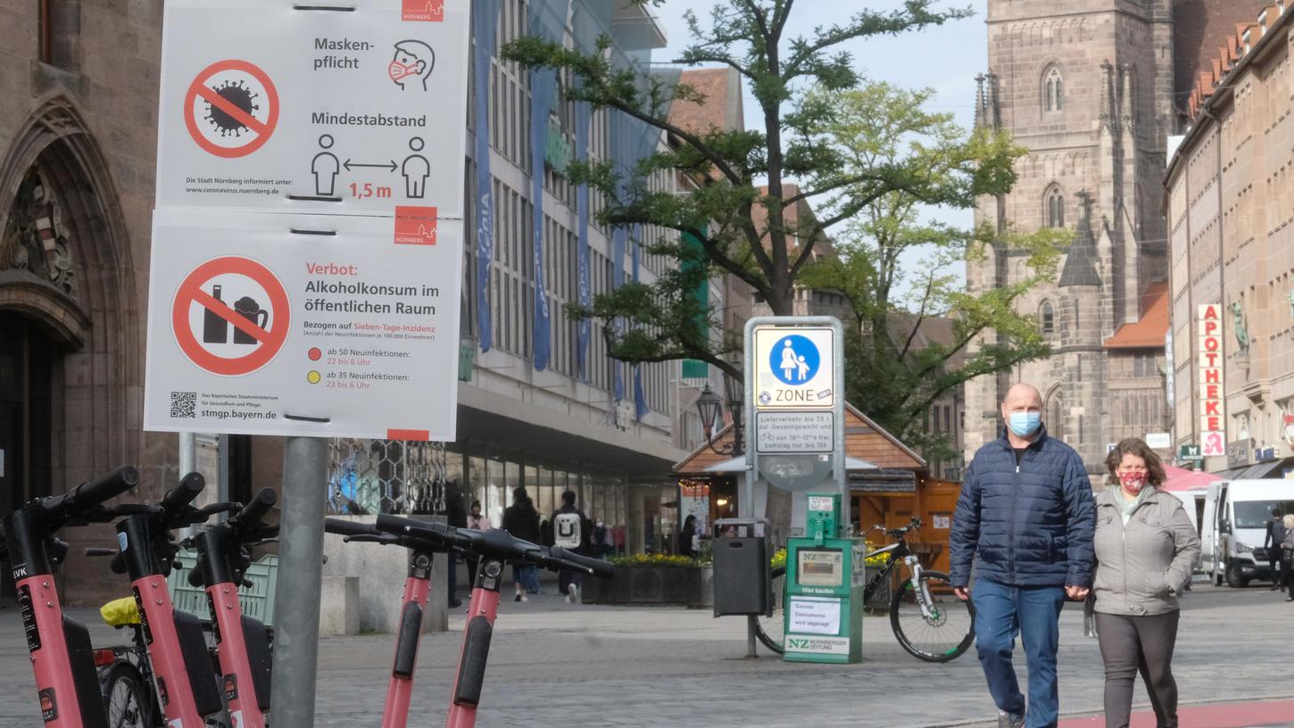 In Nürnbergs Innenstadt wurden überall Corona-Warnschilder aufgestellt. In weiten Teilen der Altstadt ist es mittlerweile verpflichtend, einen Mund-Nasen-Schutz zu tragen.