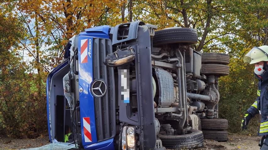 Laster kippt in Herzogenaurach um - Fahrer schwer verletzt