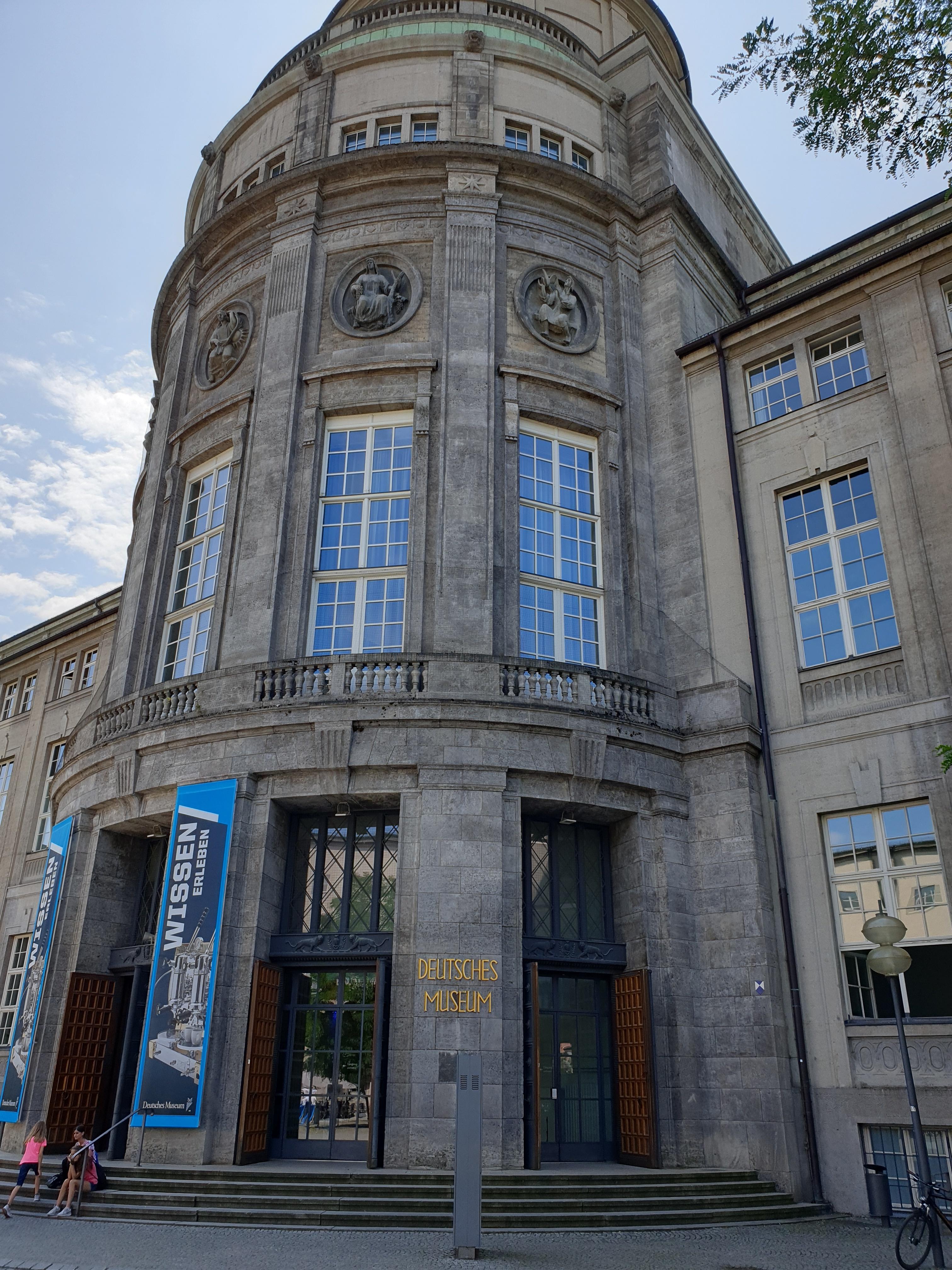 Die Generalsanierung des berühmten Deutschen Museums in München wird teurer und teurer. 400 Millionen Euro waren veranschlagt, zwischenzeitlich 595 Millionen Euro, jetzt sind es 745 Millionen Euro. Außerdem wird die Maßnahme nicht  wie geplant 2015 abgeschlossen sein, sondern erst drei Jahre später.  