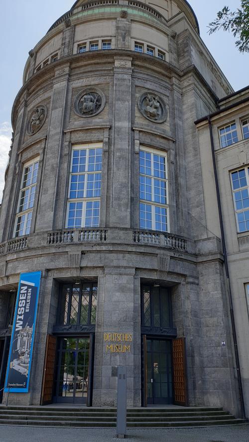 Die Generalsanierung des berühmten Deutschen Museums in München wird teurer und teurer. 400 Millionen Euro waren veranschlagt, zwischenzeitlich 595 Millionen Euro, jetzt sind es 745 Millionen Euro. Außerdem wird die Maßnahme nicht  wie geplant 2015 abgeschlossen sein, sondern erst drei Jahre später.  