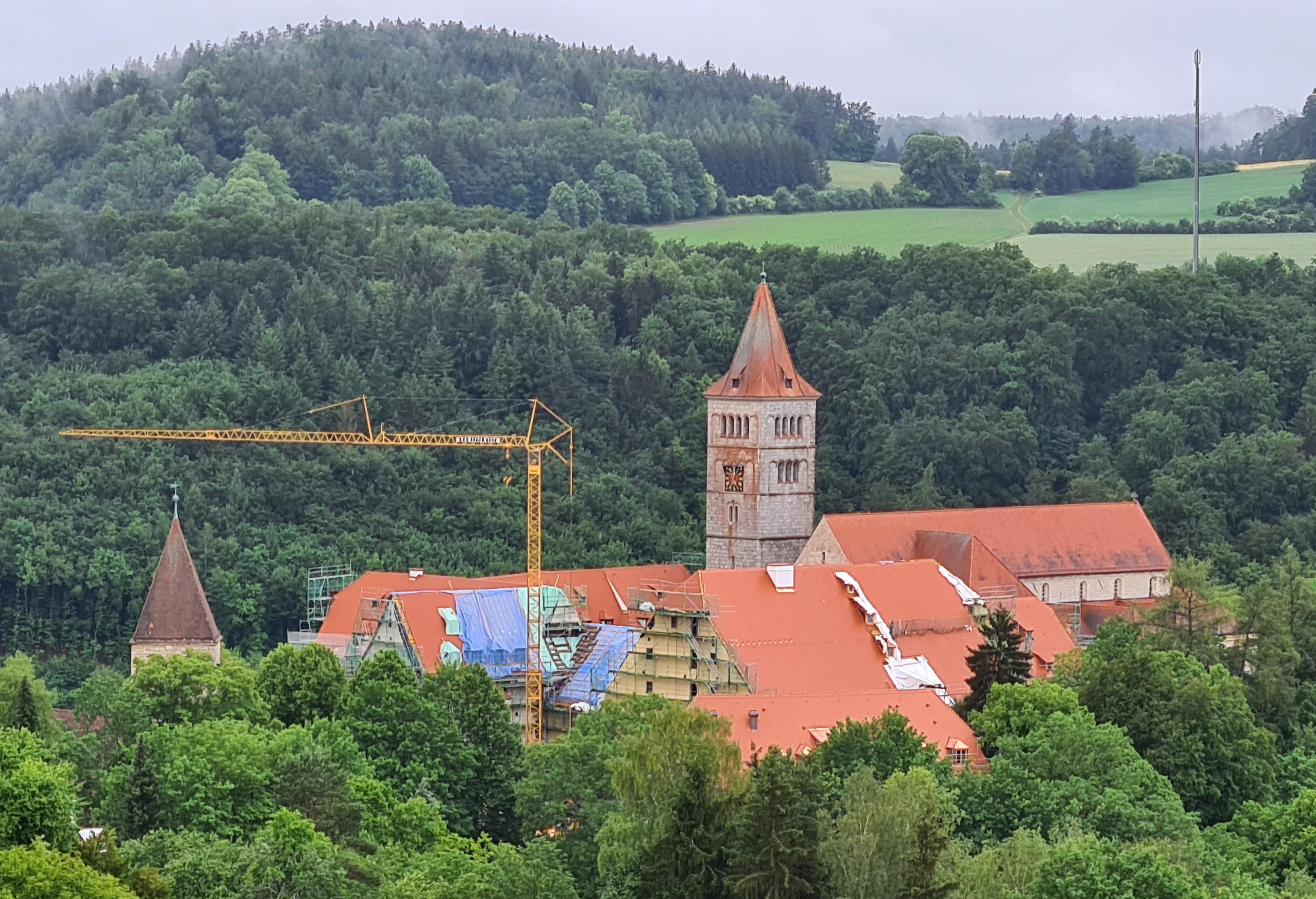 Beim Ausbau der mittelalterlichen Klosterburg Kastl zu einer modernen Hochschule für den öffentlichen Dienst sind dem Freistaat die Kosten davongelaufen. Die Ausgaben für das Projekt sind von den veranschlagten rund 37 Millionen Euro auf 60 Millionen Euro gestiegen.