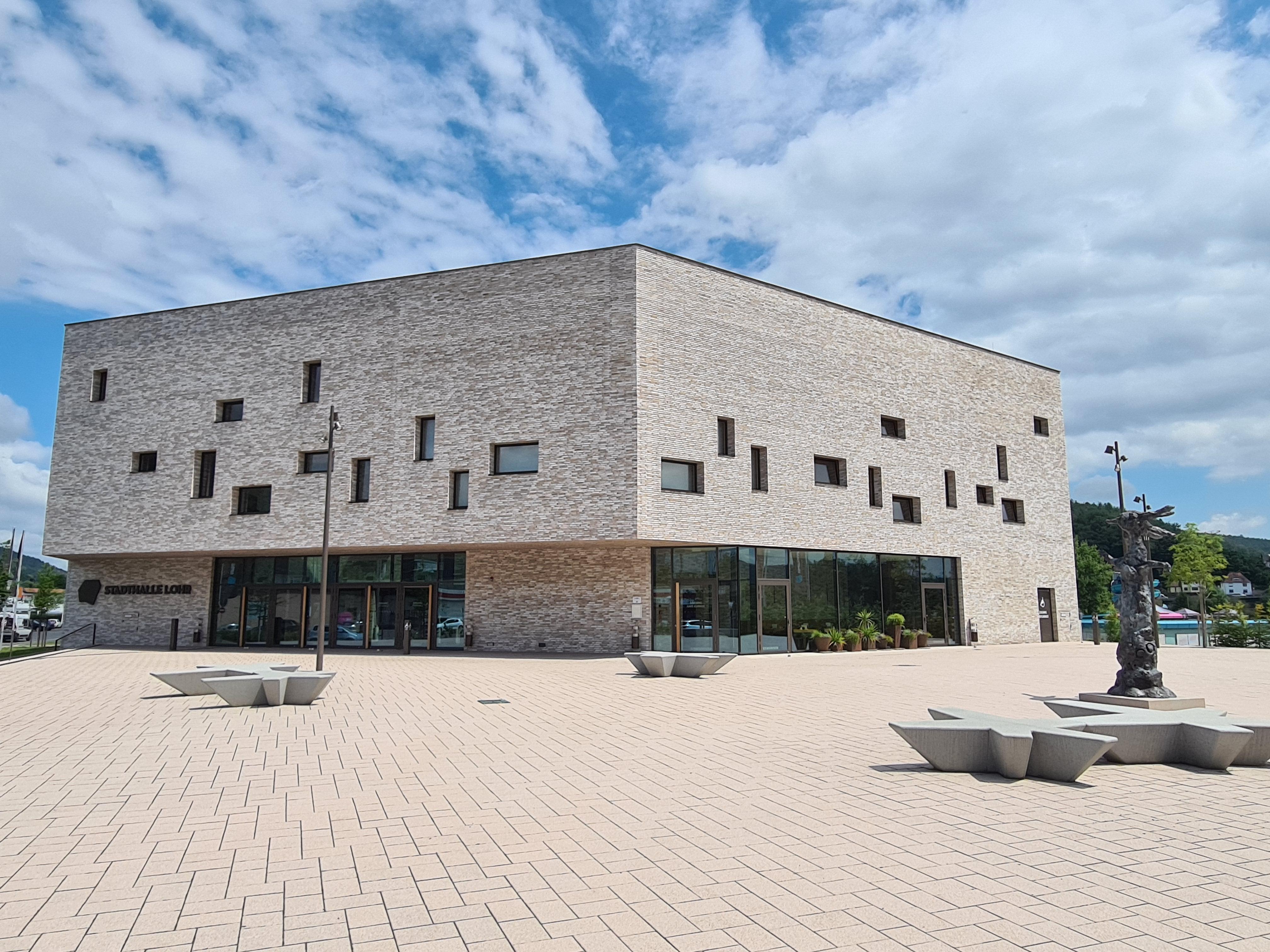 Lohr am Main kommt eine neue Stadthalle teuer zu stehen. Ursprünglich sollte sie 15,3 Millionen Euro kosten, knapp 20 Millionen Euro sind es geworden. Die Gründe dafür sind Zusatzwünsche und Mehrausstattung wie zum Beispiel aufsteigendes Gestühl und eine Konzertmuschel.