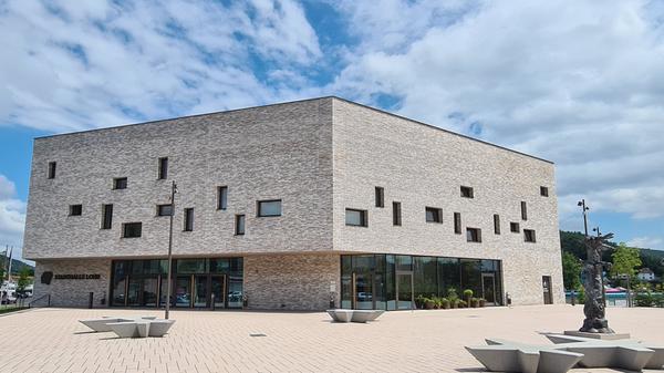 Lohr am Main kommt eine neue Stadthalle teuer zu stehen. Ursprünglich sollte sie 15,3 Millionen Euro kosten, knapp 20 Millionen Euro sind es geworden. Die Gründe dafür sind Zusatzwünsche und Mehrausstattung wie zum Beispiel aufsteigendes Gestühl und eine Konzertmuschel.