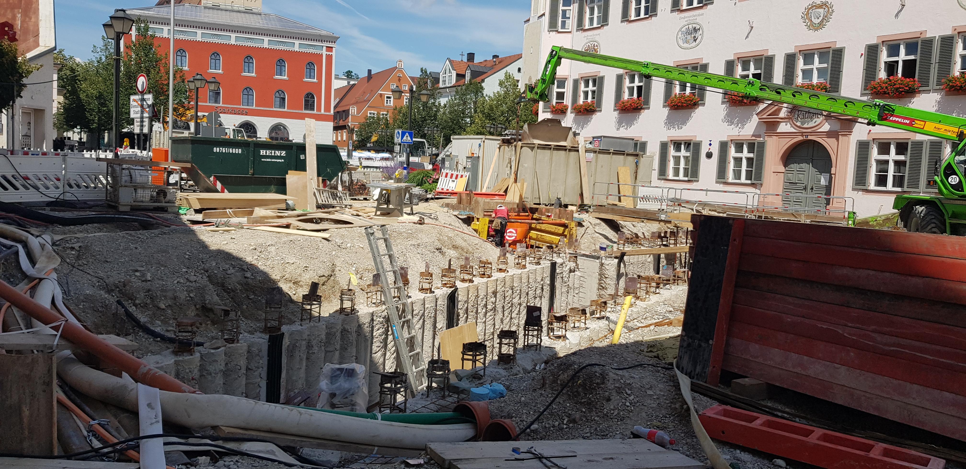 Ein Tunnelbau im oberbayerischen Erding erregt die Gemüter. Das historische Rathaus soll über einen unterirdischen Übergang mit dem gegenüberliegenden neuen Verwaltungsgebäude verbunden werden. Der kostet 1,1 Millionen Euro.