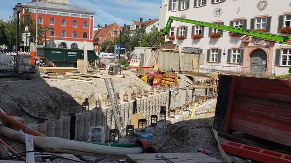 Ein Tunnelbau im oberbayerischen Erding erregt die Gemüter. Das historische Rathaus soll über einen unterirdischen Übergang mit dem gegenüberliegenden neuen Verwaltungsgebäude verbunden werden. Der kostet 1,1 Millionen Euro.