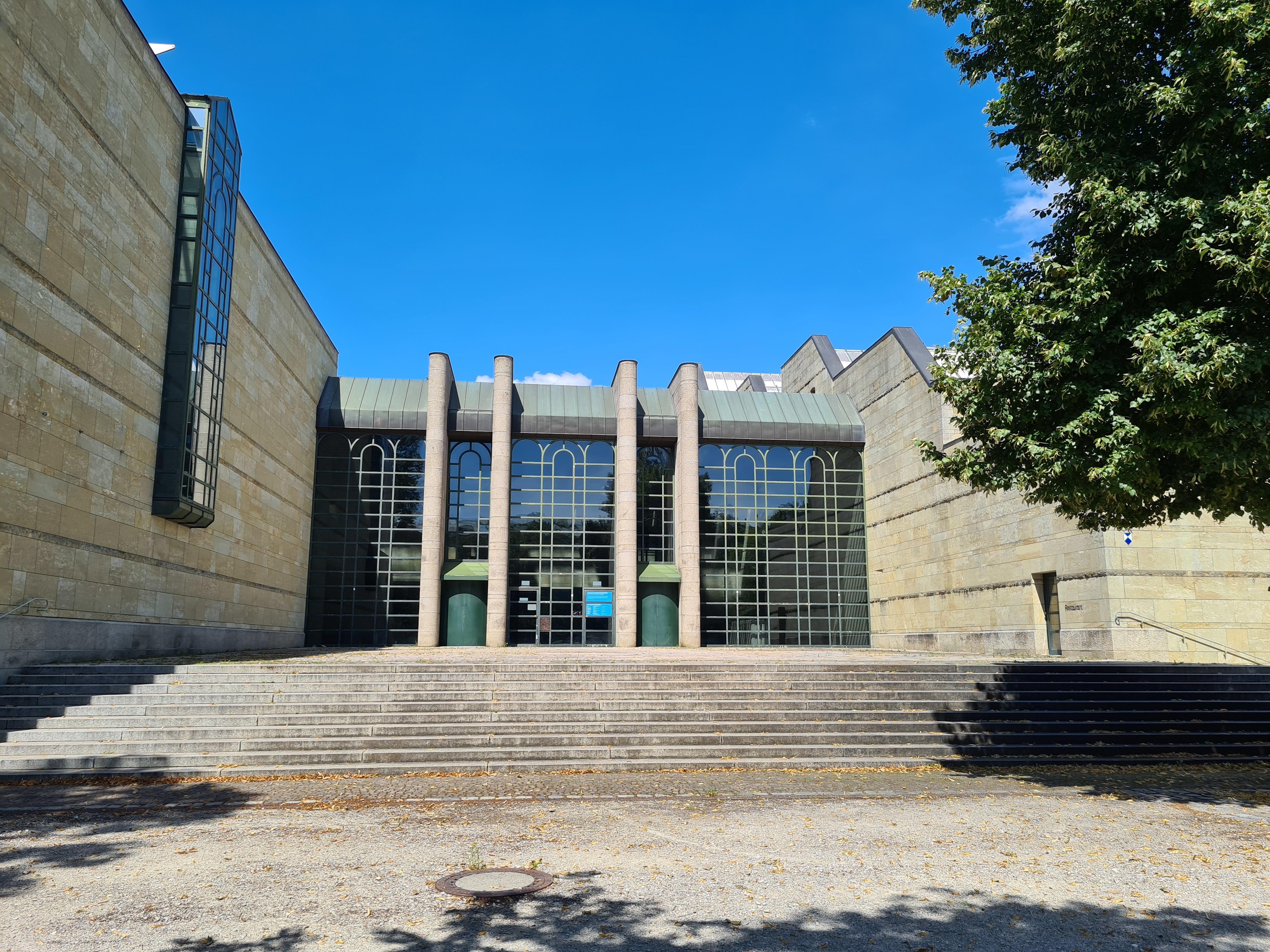 Die notwendige Generalsanierung der Neuen Pinakothek in München wird wesentlich teurer als zunächst geschätzt.  Zunächst gingen die Planer von 80 Millionen Euro aus. Schon im vergangenen Jahr wurden die Ausgaben auf über 230 Millionen Euro beziffert 