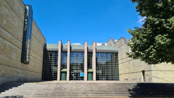 Die notwendige Generalsanierung der Neuen Pinakothek in München wird wesentlich teurer als zunächst geschätzt. Zunächst gingen die Planer von 80 Millionen Euro aus. Schon im vergangenen Jahr wurden die Ausgaben auf über 230 Millionen Euro beziffert