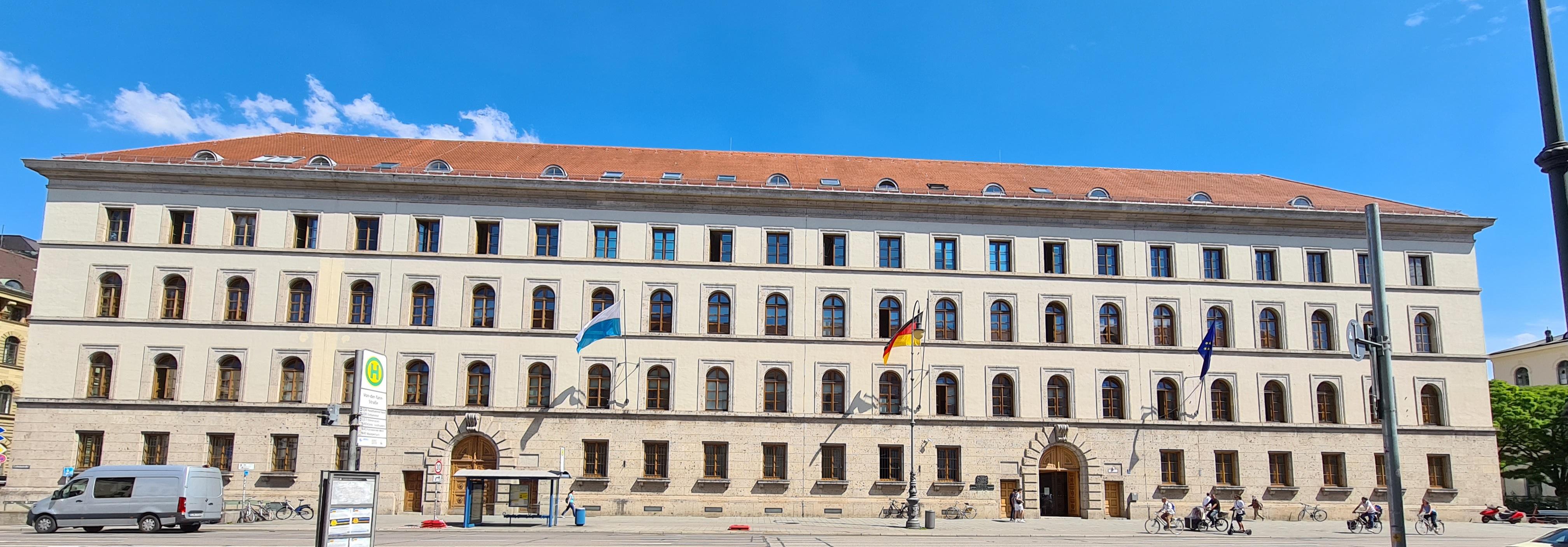 Im bayerischen Landwirtschaftsministerium hat man sich eine Imagekampagne für die Bauern ausgedacht. Fünf Millionen Euro sollten dafür in diesem Jahr ausgegeben werden. Der Steuerzahlerbund fragt sich, ob der bayerische Steuerzahler dafür aufkommen muss. Die Corona-Pandemie machte diesem Vorhaben allerdings vorerst ohnehin einen Strich durch die Rechnung.    