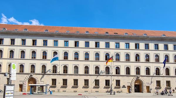 Im bayerischen Landwirtschaftsministerium hat man sich eine Imagekampagne für die Bauern ausgedacht. Fünf Millionen Euro sollten dafür in diesem Jahr ausgegeben werden. Der Steuerzahlerbund fragt sich, ob der bayerische Steuerzahler dafür aufkommen muss. Die Corona-Pandemie machte diesem Vorhaben allerdings vorerst ohnehin einen Strich durch die Rechnung.