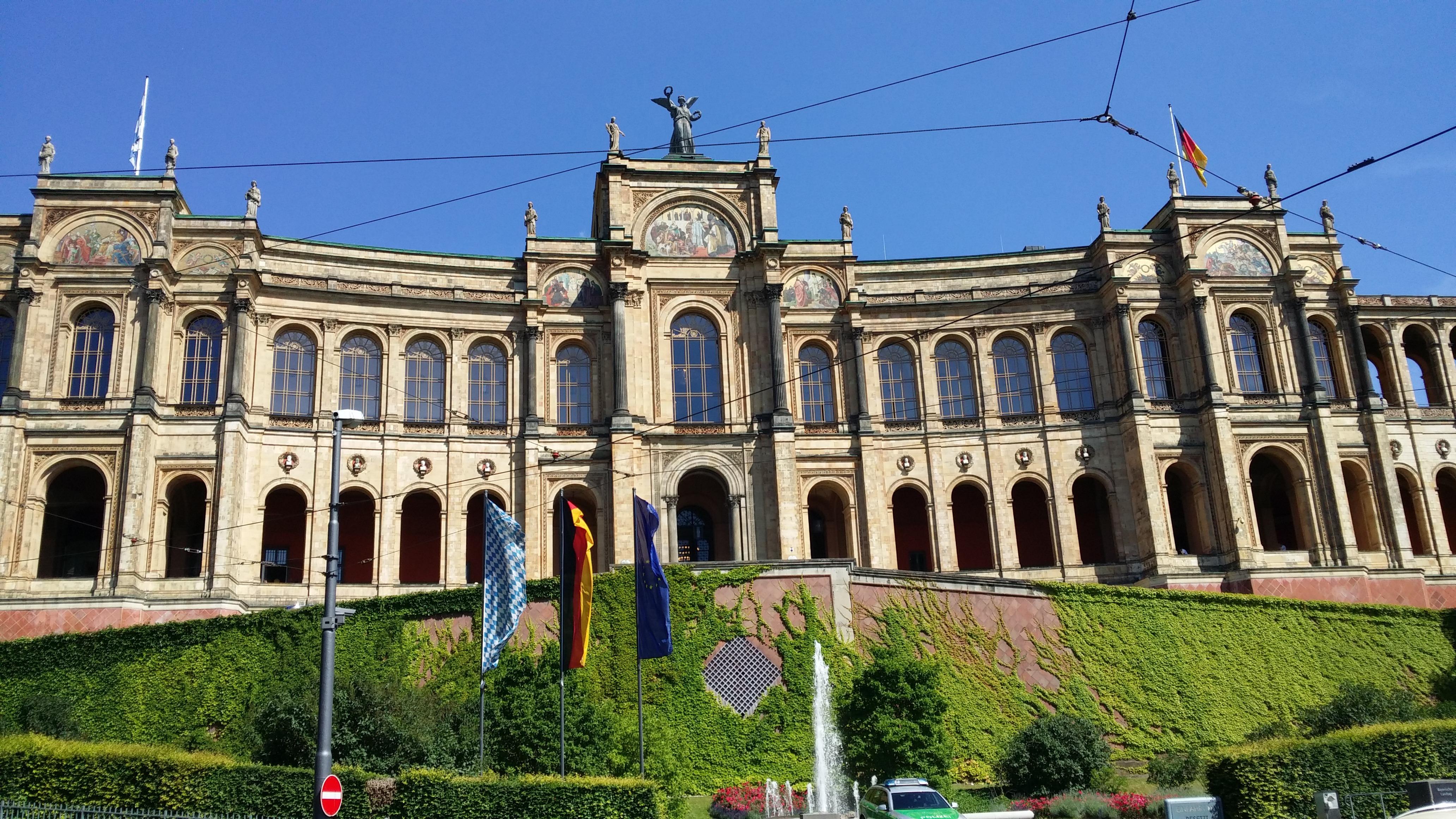 Die Abgeordneten im bayerischen Landtag haben die Verlagerung von Behörden in verschiedene Landesteile beschlossen. Das ist ein Vorhaben, das Millionen kosten wird. Aus Sicht des Steuerzahlerbundes stellt sich die Frage, ob die erhofften positiven Effekte noch in einem angemessenen Verhältnis zu den Umzugskosten in mindestens dreistelliger Millionenhöhe stehen. 