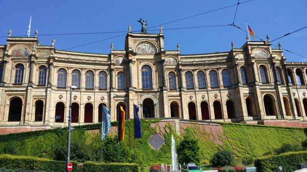 Die Abgeordneten im bayerischen Landtag haben die Verlagerung von Behörden in verschiedene Landesteile beschlossen. Das ist ein Vorhaben, das Millionen kosten wird. Aus Sicht des Steuerzahlerbundes stellt sich die Frage, ob die erhofften positiven Effekte noch in einem angemessenen Verhältnis zu den Umzugskosten in mindestens dreistelliger Millionenhöhe stehen.