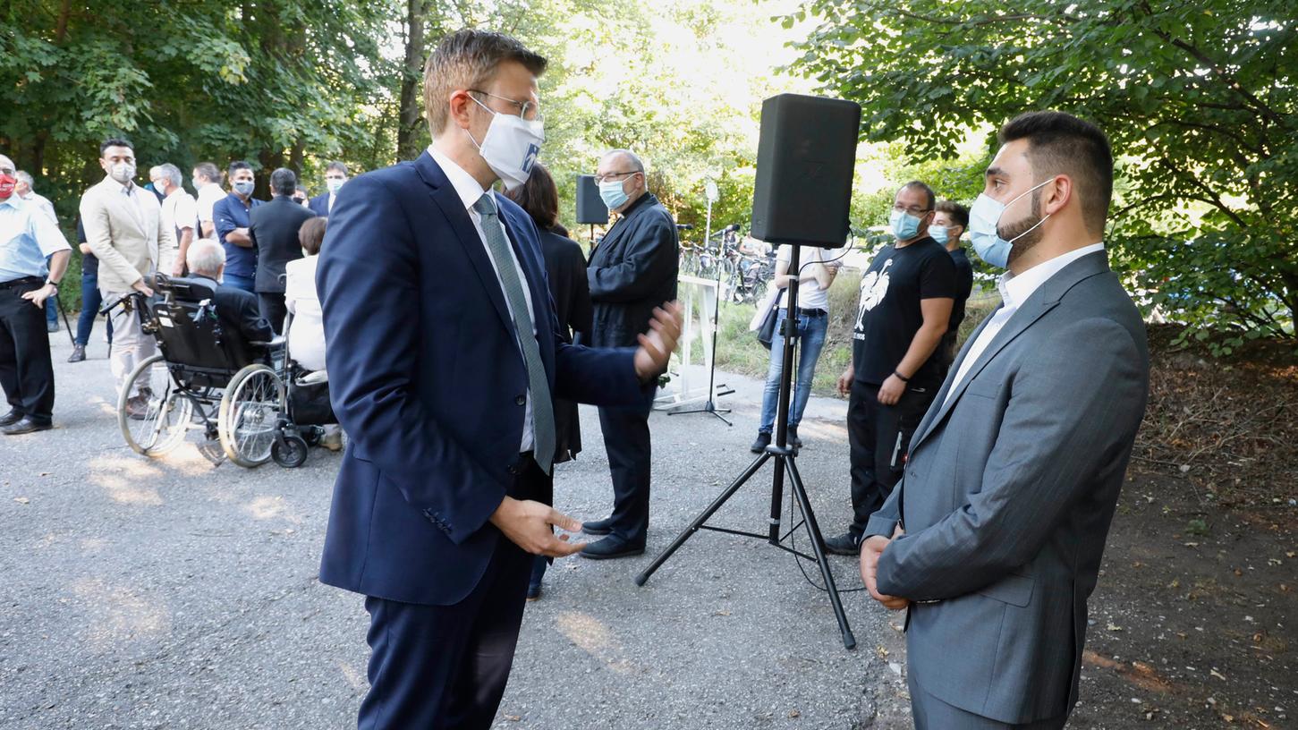 Oberbürgermeister Marcus König (links) versprach Abdul-Kerim Simsek, dem Sohn des ersten NSU-Mordopfers, bei der Gedenkfeier im September, den Platz an der Liegnitzer Straße nach seinem Vater zu benennen.