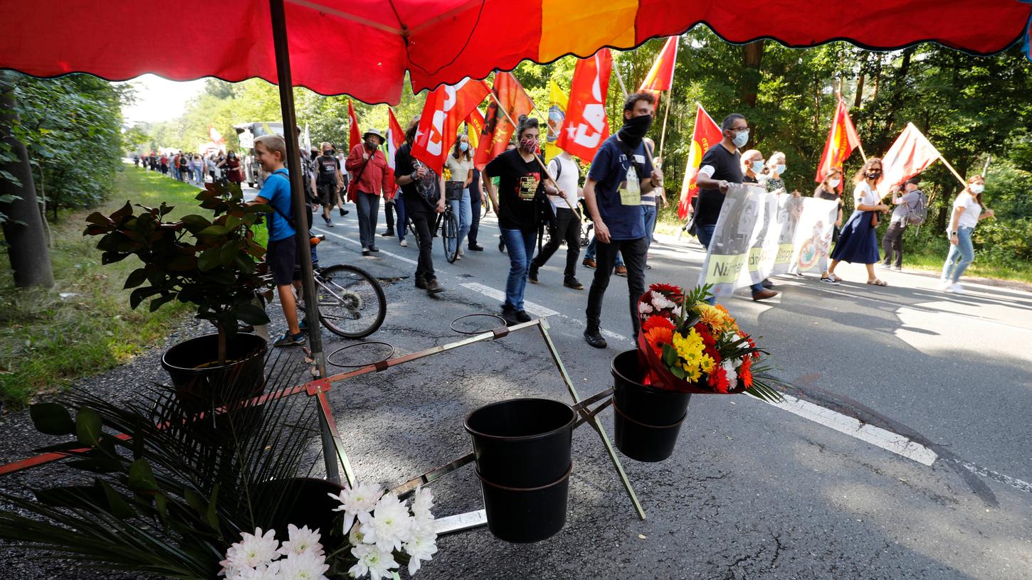 Auf dem Parkplatz an der Liegnitzer Straße, wo Enver Simsek ermordet wurde, trifft zu einem Gedenktag ein Demonstrationszug ein. 