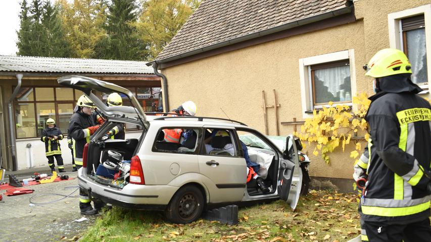 Medizinischer Notfall vermutet: Mann prallt mit Auto gegen Hauswand