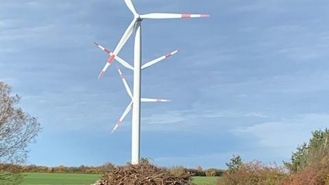 Ein Dreifach-Windrad für die optimale Windnutzung? Tatsächlich sind es drei hintereinander angeordnete Windräder, die bei Dürrnbuch (Neustadt/Aisch) stehen.