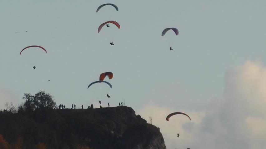So viele Paraglider sieht man auch am Walberla selten. Fast ein Gleitschirmregen...