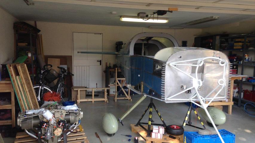 Normalerweise parkt in der Garage das Familienauto, doch als die ersten Flugzeugteile geliefert wurden, funktionierte Rainer Stark zu seiner Werkstatt um.
