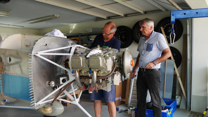 "Vermählung" nennen Flieger es, wenn der Motor ins Flugzeug eingepasst wird. Eine Arbeit, bei der Rainer Stark (links) Unterstützung benötigte und sie von seinem Prüfen Hermann Zwosta fachmännisch erhielt.
