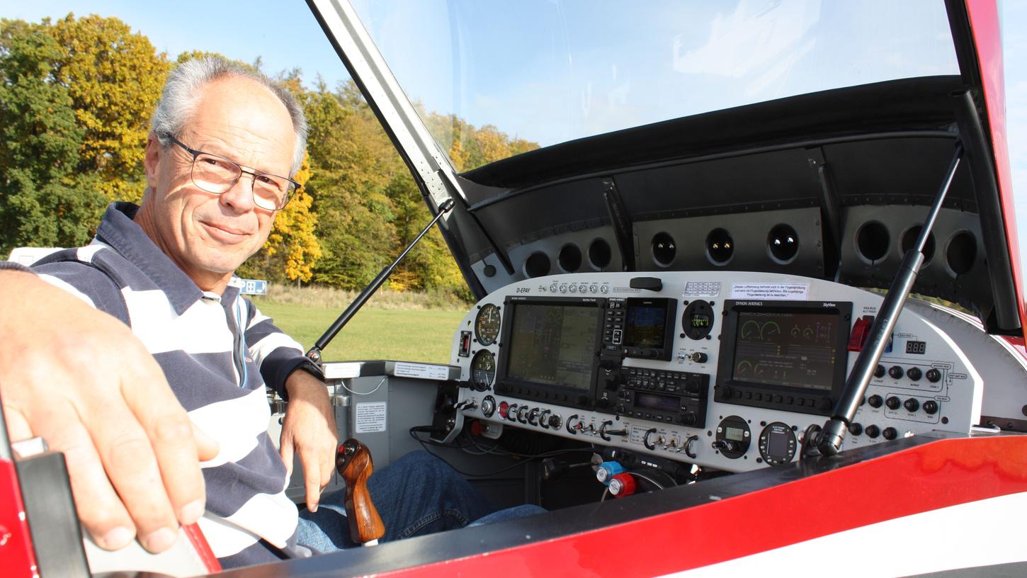 Rainer Stark in seiner RV-7RS: An der Art und Weise, wie die Instrumente im Flugzeug platziert sind, erkennt man den Berufspiloten. Rainer Stark in seiner RV-7RS: An der Art und Weise, wie die Instrumente im Flugzeug platziert sind, erkennt man den Berufspiloten.