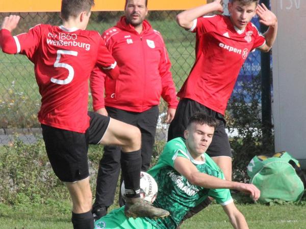 Voller Einsatz: Die Weißenburger U17 (im Hintergrund deren Trainer Günther Roth) im Duell mit der U16 der SpVgg Greuther Fürth. 