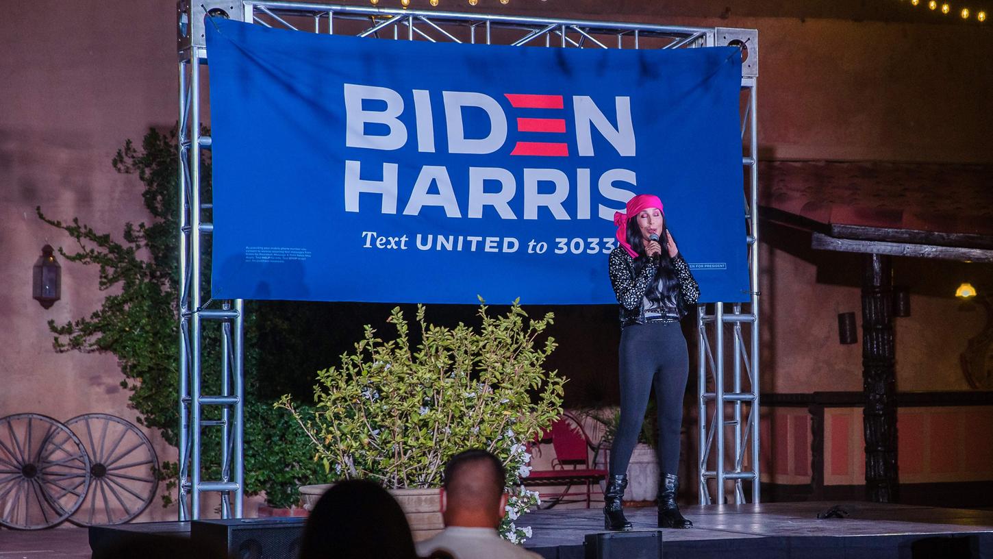 Sängerin Cher wirbt am 25. Oktober in Phoenix, Arizona, für den demokratischen Präsidentschaftskandidaten Joe Biden.