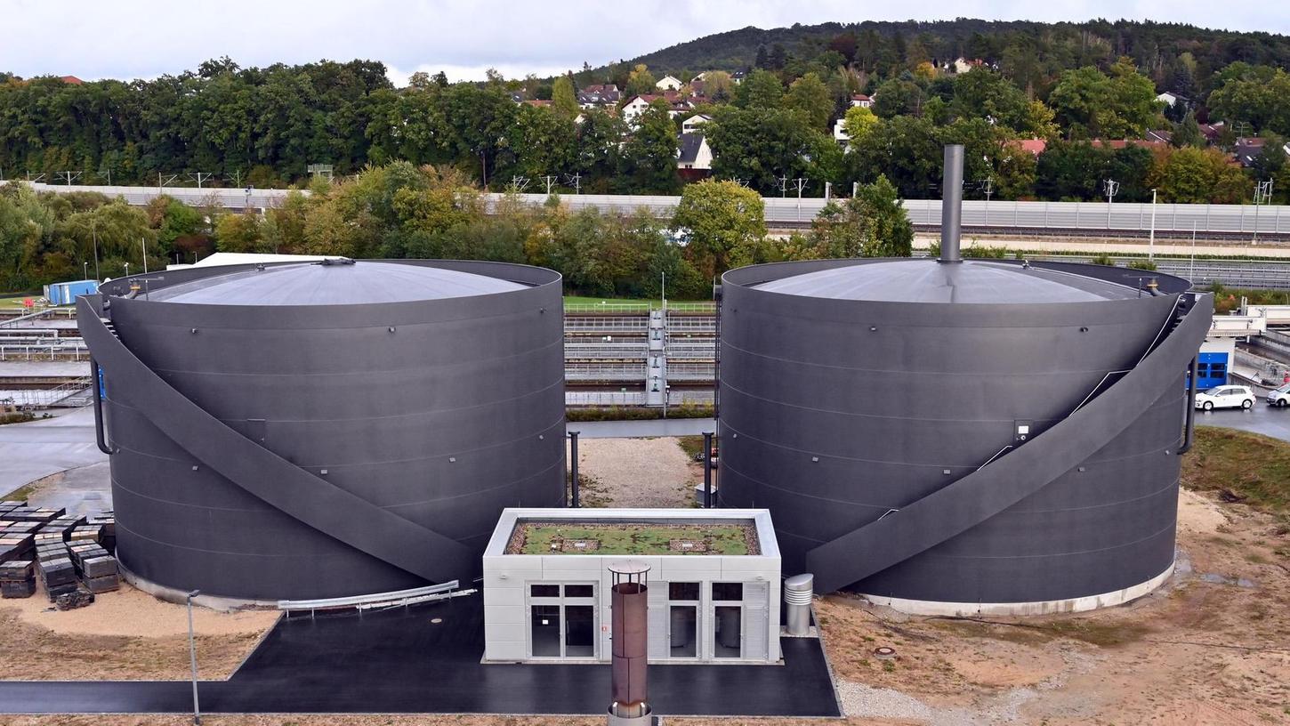 Erlangen ist mit seinem Klärwerk auf dem Weg zur energieneutralen Stadtentwässerung. Im Bild: die beiden neuen Gasbehälter der Erlanger Kläranlage.