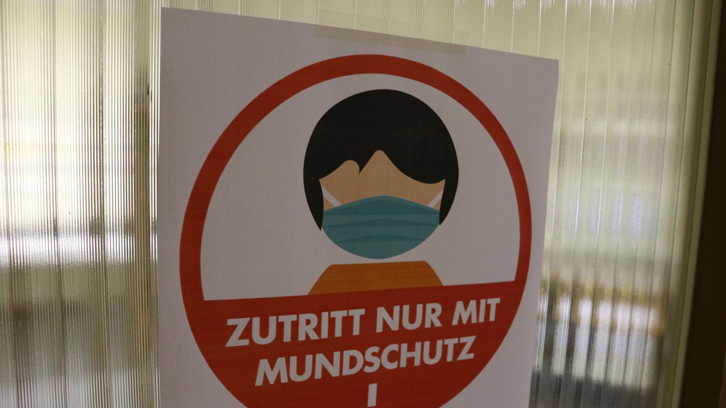 Hygienemaßnahmen (in Heimen trägt das Personal FFP2 Masken) schützen leider nicht immer.
Hygienemaßnahmen (in Heimen trägt das Personal FFP2 Masken) schützen leider nicht immer.