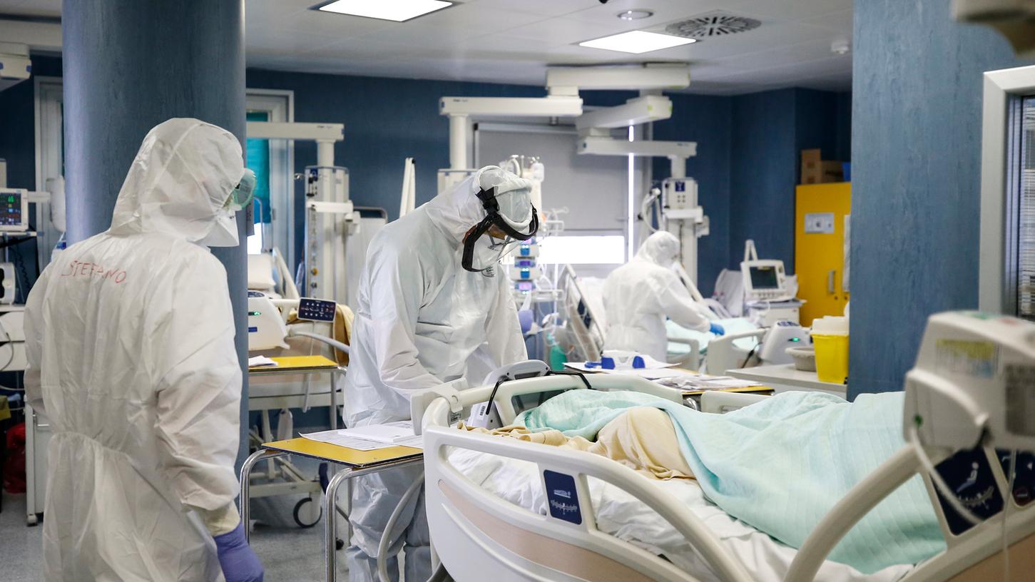 Ein Patient wird auf der Intensivstation des Krankenhauses San Filippo Neri in Rom behandelt.