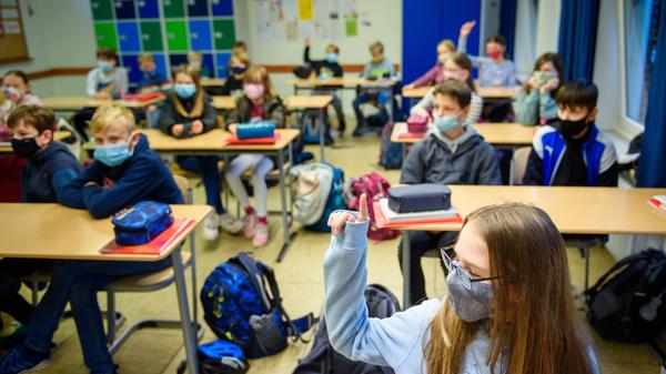 Schulen und Kindertagesstätten bleiben weiterhin offen. Die Länder sollen aber weitere Schutzmaßnahmen einführen.