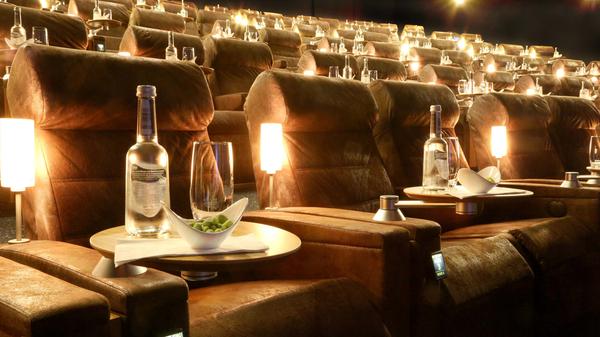 Theater, Opern oder Konzerthäuser müssen schließen. Dies gilt auch für Messen, Kinos, Freizeitparks, Spielhallen, Spielbanken und Wettannahmeeinrichtungen. Auch Bordelle und andere Prostitutionsstätten werden geschlossen.