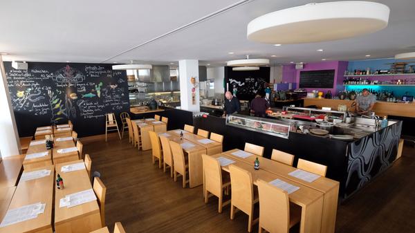 Bars, Restaurants, Kneipen und ähnliche Einrichtungen werden geschlossen. Ausgenommen werden sollen die Lieferung und Abholung von Speisen für den Verzehr zu Hause.