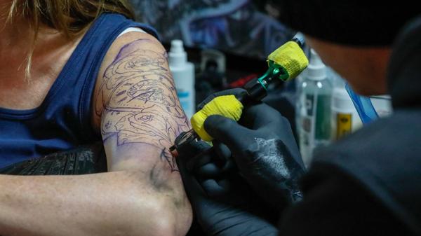 Kosmetikstudios, Massagepraxen oder Tattoostudios müssen schließen, medizinisch notwendige Behandlungen wie Physiotherapien aber möglich sein. Friseursalons bleiben - anders als im Frühjahr - aber unter den bestehenden Hygienevorgaben geöffnet.