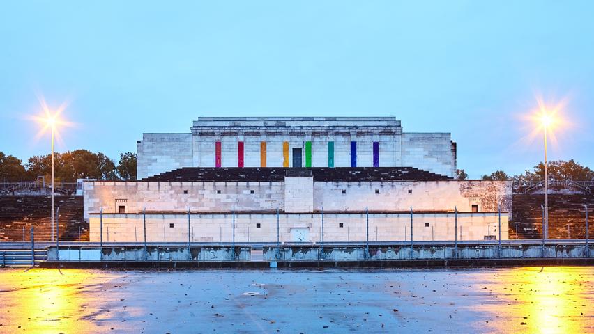 Illegales Statement: Künstler bemalen Steintribüne mit Regenbogenfarben