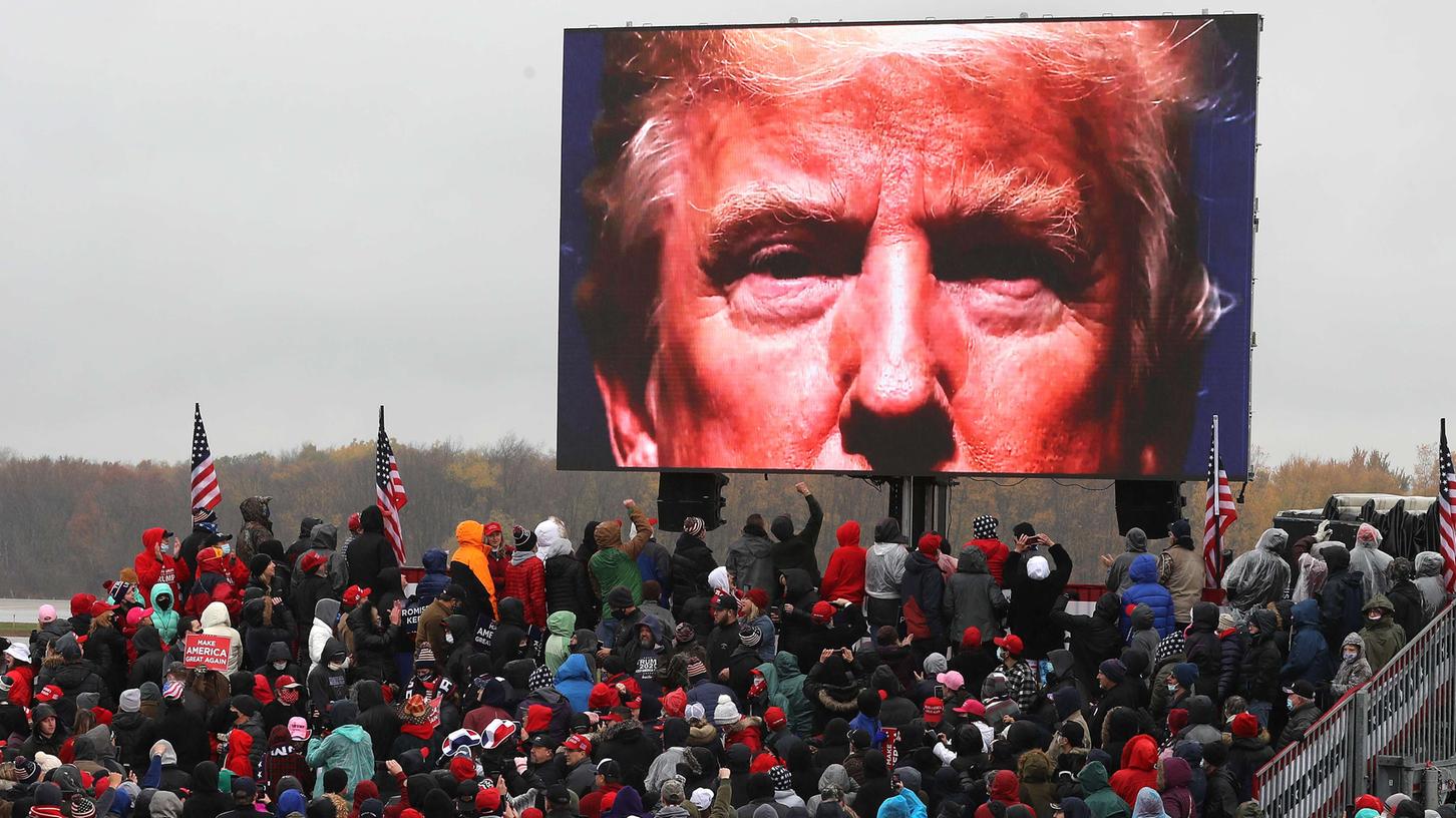 Donald Trump, hier zu sehen bei einer Wahlkampfveranstaltung auf einem Großbildschirm: In Deutschland hätte er laut einer Umfrage keine Chance, wiedergewählt zu werden.