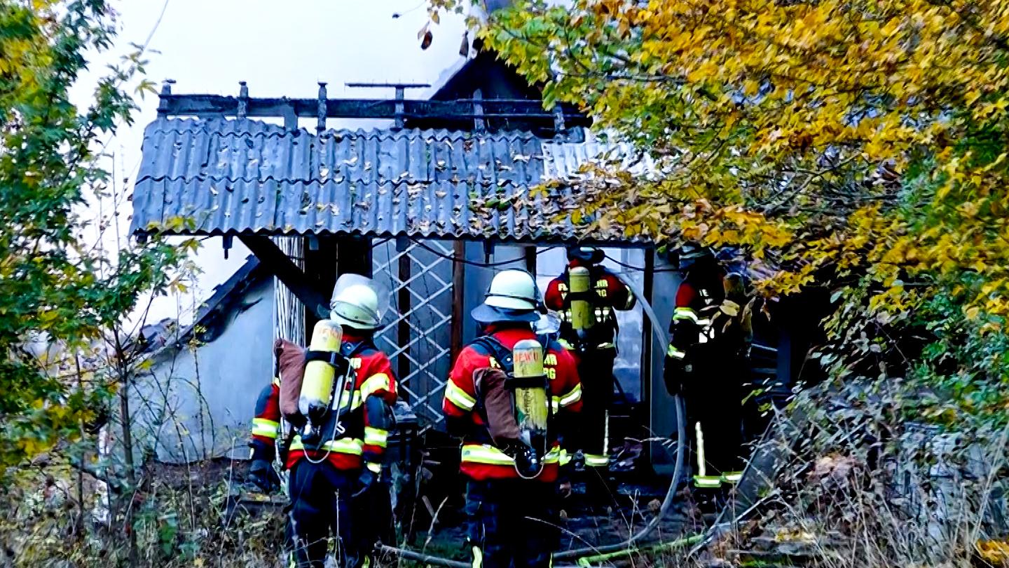 Meterhohe Flammen schlugen nach Angaben der Feuerwehr aus dem Gebäude. Ein Mann konnte nur noch tot geborgen werden.