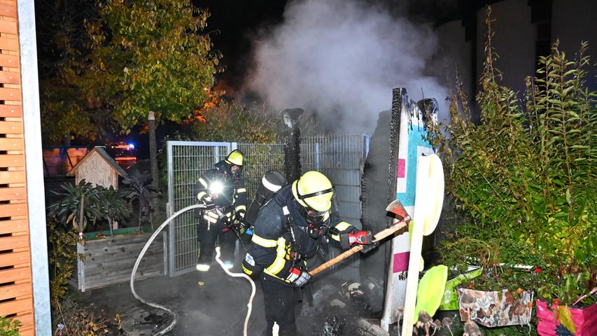 Bei einem Feuer am Kulturpunkt Bruck an der Fröbelstraße sind ein Bücherregal und Mülltonnen ein Raub der Flammen geworden. Die Erlanger Feuerwehr konnte größeren Schaden gerade noch verhindern.