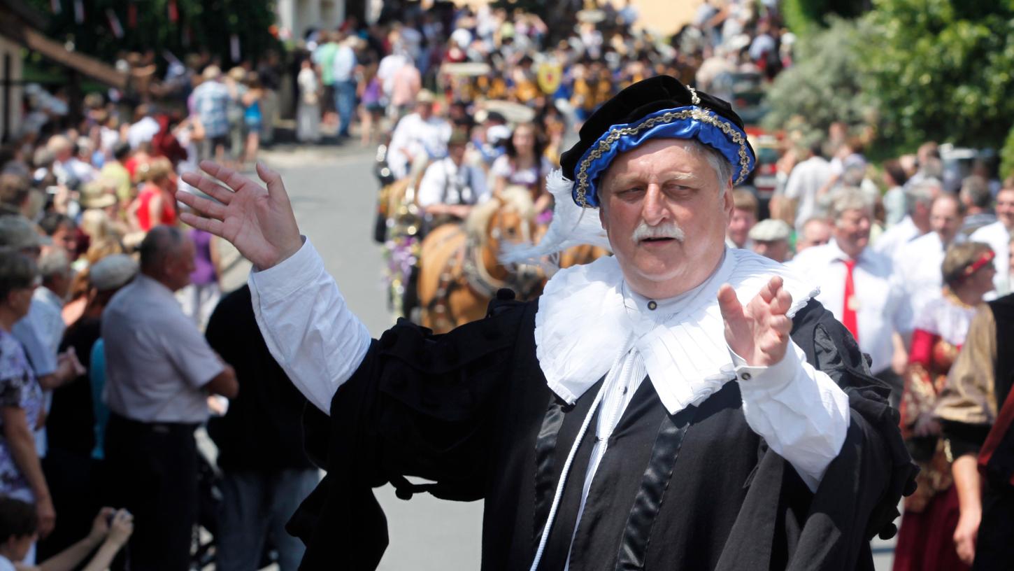 So viele Menschen wie hier bei der 1100-Feier (im Vordergrund der damalige Landrat Eberhard Irlinger) können in Lonnerstadt elf Jahre später wohl wegen Corona nicht zusammenkommen. Die Planungen berücksichtigen das.