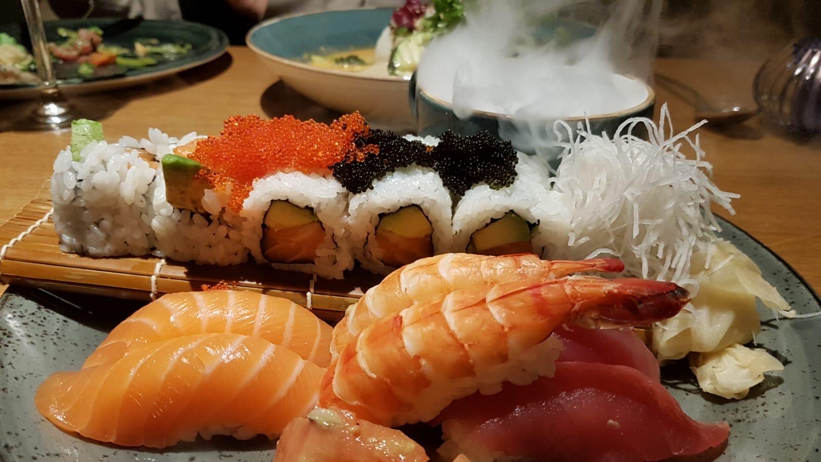 Die Sushi-Karte im Kokono in Nürnberg ist vielfältig, wobei die Rollen durch wenig Reis und viel Fisch auffallen, äußerst stilvoll und zum Teil aufwändig angerichtet werden - auch in der Takeaway-Box. Unsere User schätzen das und geben dem Restaurant 53 Stimmen. Damit belegt das Kokono den zehnten Platz. Sie können sich das Sushi nach Hause liefern lassen oder selbst abholen, wobei es für Selbstabholer 20 Prozent Rabatt auf die Bestellung gibt. Weitere Informationen zum Kokono erhalten Sie in unserem Gastro-Guide.