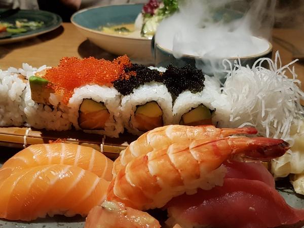 Viel Fisch, wenig Reis, vor allem frisch aus der Showküche: Eine kleine Sushi-Variation des "Kokono".