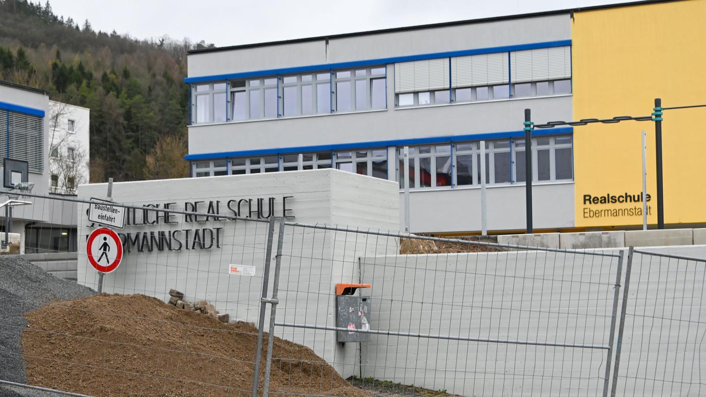 Die Realschule Ebermannstadt wird wegen zwei positiv getesteter Lehrer bis zum Ende der Herbstferien komplett geschlossen.