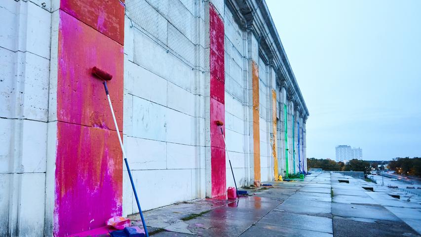 Regenbogen über Nacht: Kunstaktion an der Steintribüne