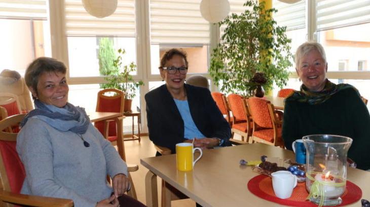 Andrea Weinschenk, Sabine Hess und Margot Schelb (v. links) wünschen sich neue Regelungen für die Begleitung von alten und sterbenden Menschen. Andrea Weinschenk, Sabine Hess und Margot Schelb (v. links) wünschen sich neue Regelungen für die Begleitung von alten und sterbenden Menschen.