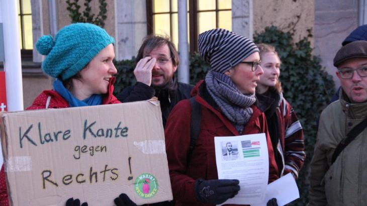 Im Februar 2020 demonstriert eine Gruppe Schwarzenbrucker Bürger vor dem Rathaus, darunter auch Michaela Stolba und Petra Winterstein (von links), die inzwischen für die Grünen im Gemeinderat agieren. Im Februar 2020 demonstriert eine Gruppe Schwarzenbrucker Bürger vor dem Rathaus, darunter auch Michaela Stolba und Petra Winterstein (von links), die inzwischen für die Grünen im Gemeinderat agieren.