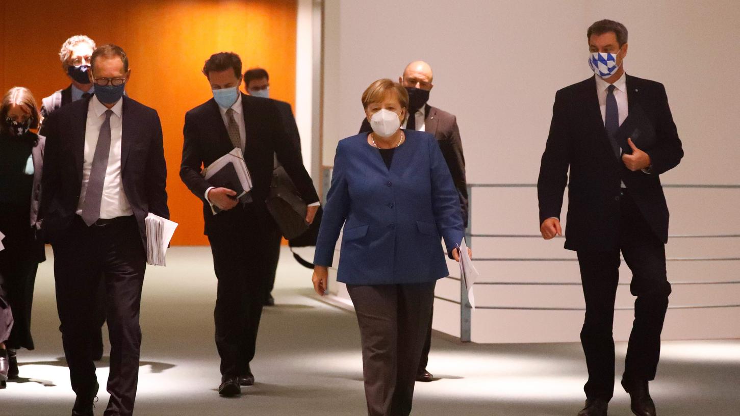 Vor der Bekanntgabe der Ergebnisse: Angela Merkel, Berlins Regierender Bürgermeister Michael Müller (links) und Bayerns Ministerpräsident Markus Söder (rechts).