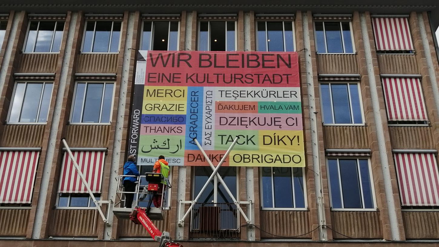 Kein Sieg, aber ein Plädoyer für´s Weitermachen: Kurz nach der Entscheidung gibt ein Plakat an der Fassade des Rathauses die Richtung vor.