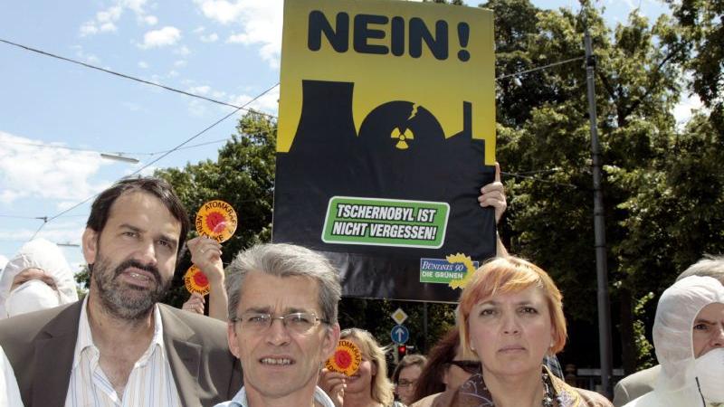 Sepp Daxenberger (links), Landesvorsitzender der bayerischen Grünen, Sepp Dürr (Mitte), Fraktionsvorsitzender der Grünen im Bayerischen Landtag, und Claudia Roth, Bundesvorsitzende von Bündnis 90/Die Grünen, protestieren im Juli 2008in München gegen Atomenergie.