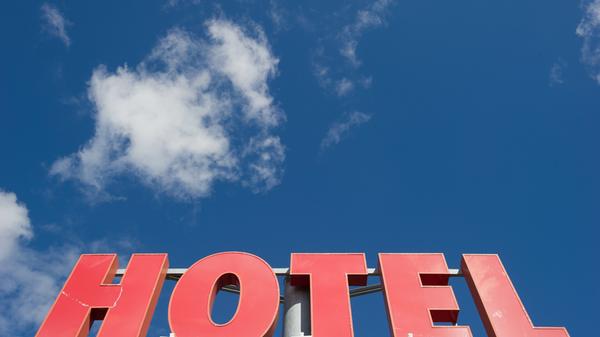 Touristische Übernachtungsangebote im Inland werden im November verboten sein. Hotels dürfen nur noch für notwendige Zwecke wie zwingende Dienstreisen zum Übernachten genutzt werden.