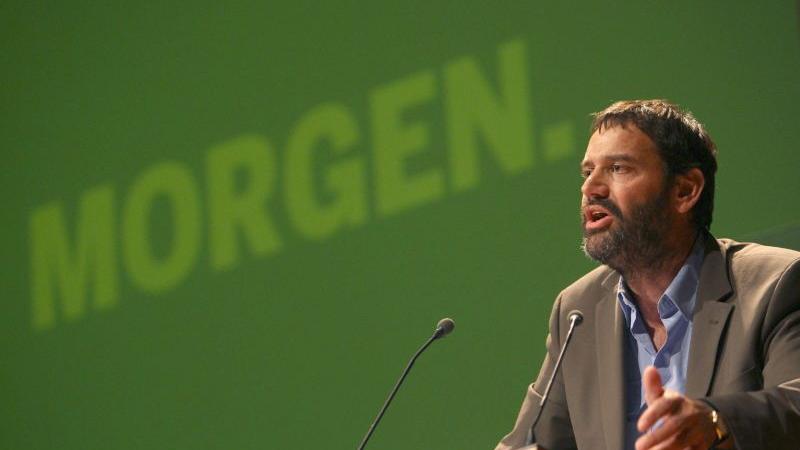 Der bayerische Landesvorsitzende der Grünen, Sepp Daxenberger, spricht auf dem Landesparteitag der bayerischen Grünen in Augsburg im Juni 2008 zu den Delegierten.