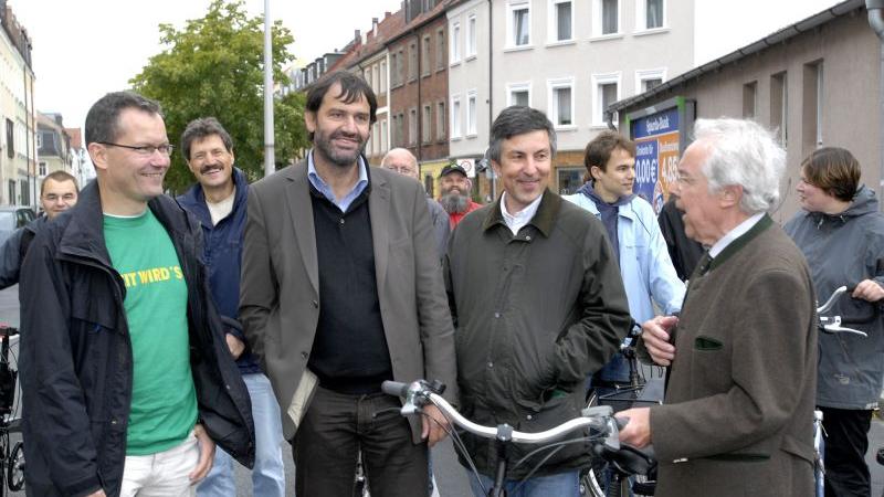 Die Grünen in Erlangen begutachten mit Sepp Daxenberger im Jahr 2008 die  Verkehrssituation am Zollhaus.